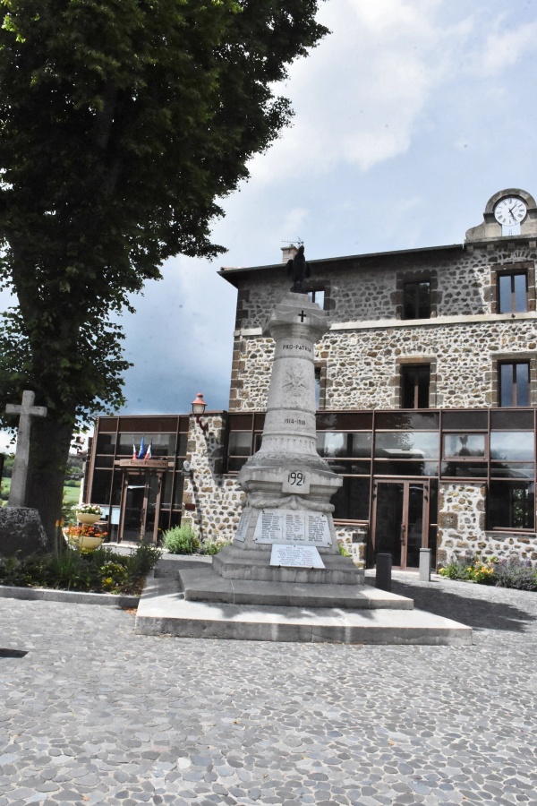 Photo Polignac - le monument aux morts