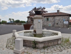 Photo paysage et monuments, Roche-en-Régnier - la fontaine