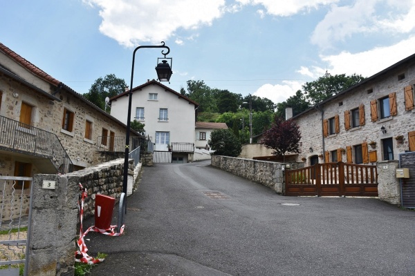 Photo Saint-Étienne-Lardeyrol - le monument aux morts