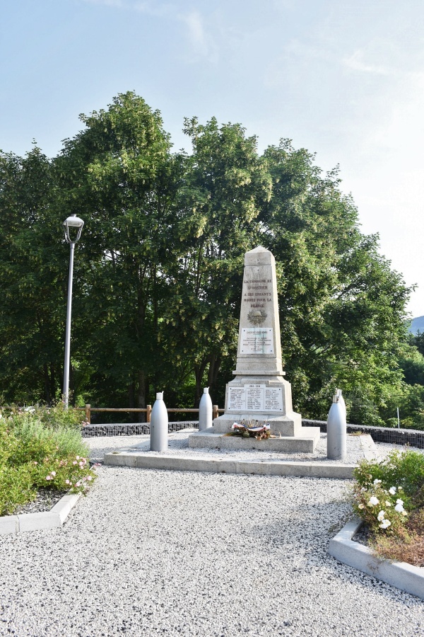 Photo Saint-Hostien - le monument aux morts