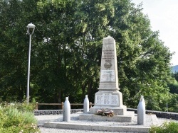 Photo paysage et monuments, Saint-Hostien - le monument aux morts