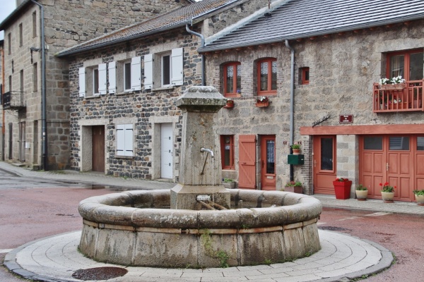 Photo Saint-Jeures - la fontaine