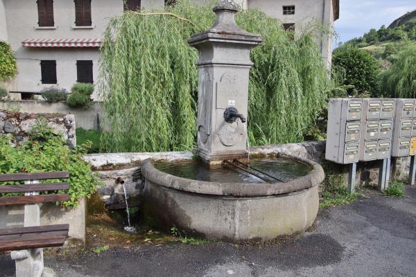 Photo Saint-Julien-des-Chazes - la fontaine