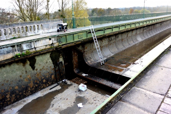 Photo Briare - Briare Loiret - Maintenance au pont-Canal.Nov.2014.
