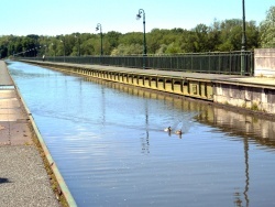 Photo paysage et monuments, Briare - Briare.45-Pont-canal sur la Loire.Passage de canards...