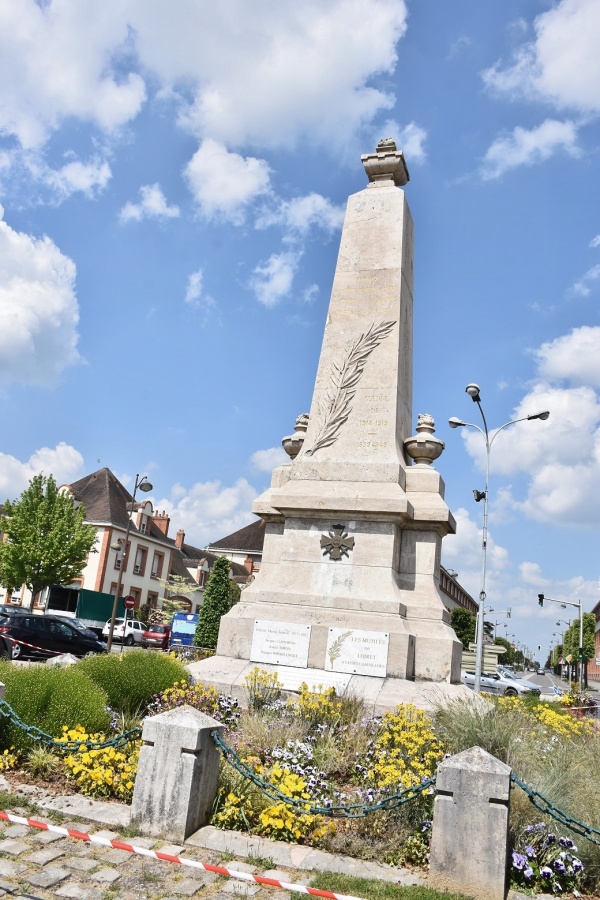 Photo Châteauneuf-sur-Loire - le Monument Aux Morts