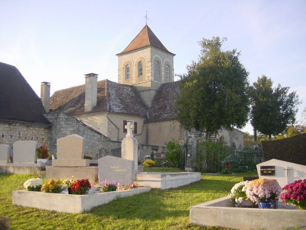 L'église de Carlucet vue de son cimetière