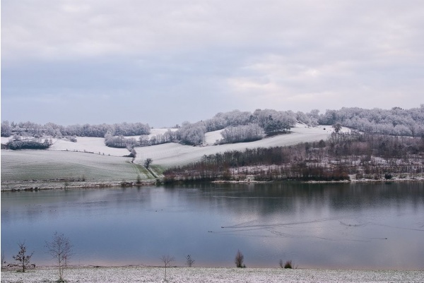 Photo Bajamont - Vue du lac sous la neige.