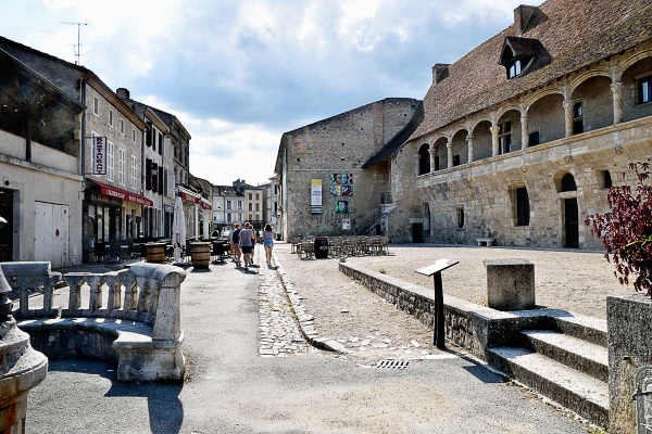 La rue Henry IV et le château