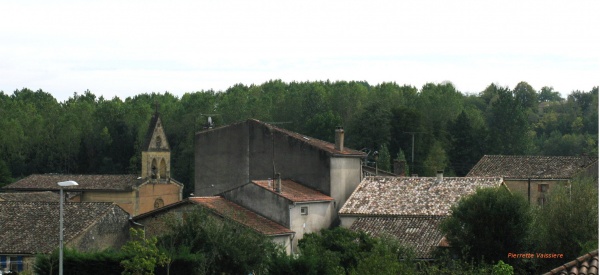 Photo Salles - Vue sur les toits et le Clocher de Salles