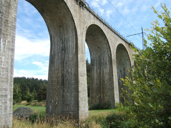 Photo Aumont-Aubrac - Pont de chemin de fer sur la rimeize