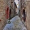 Une très belle ruelle étroite, pavée de vieilles briques en pierre.