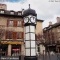 La place Henri Cordesse et son horloge sous forme d'hexagone
