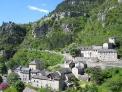 Photo paysage et monuments, Sainte-Enimie - Sainte-Enimie et ses contreforts rocheux