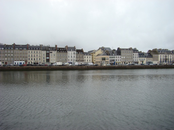 Photo Cherbourg-Octeville - Maisons autour du port de plaisance à Cherbourg