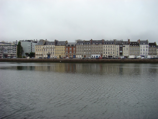 Photo Cherbourg-Octeville - Maisons autour du port de plaisance à Cherbourg.(vue 2)