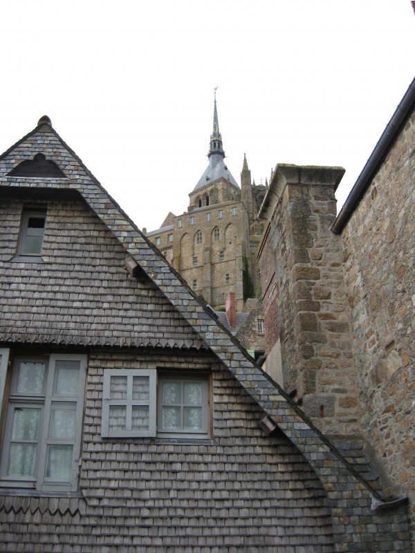 Photo Le Mont-Saint-Michel - vue de l'abbaye prise des  remparts