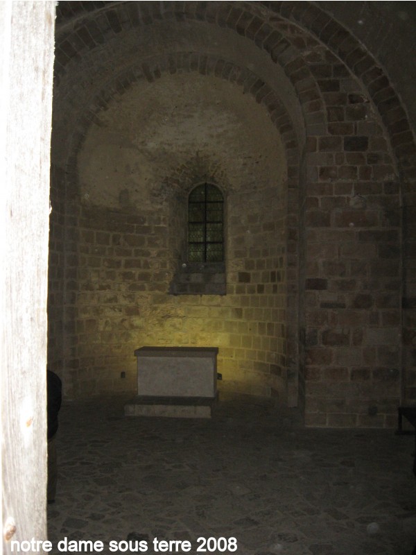 Photo Le Mont-Saint-Michel - notre dame sous terre