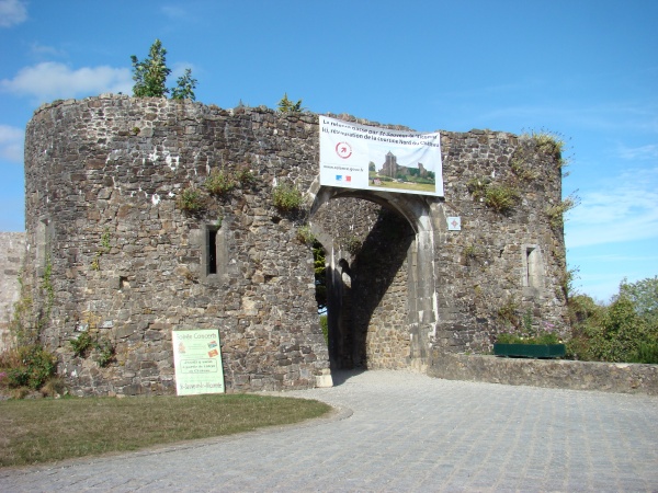 Photo Saint-Sauveur-le-Vicomte - L'entrée du chateau de Saint-Sauveur-Le-Vicomte