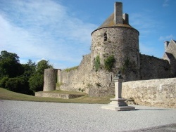 Photo paysage et monuments, Saint-Sauveur-le-Vicomte - Statue devant le donjon du chateau de Saint-Sauveur-Le-Vicomte