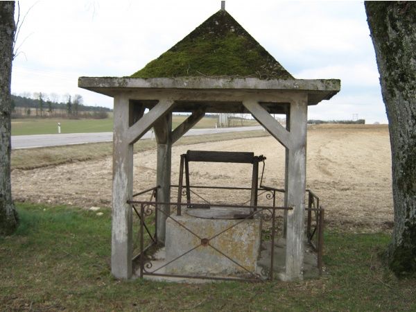 Photo Maizey - Le puits près de la chapelle