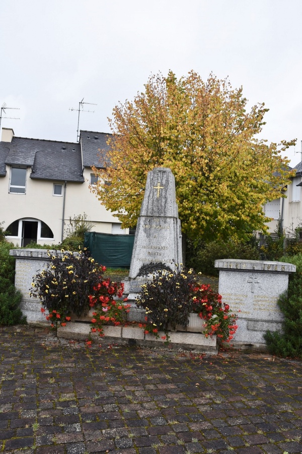 Photo Le Roc-Saint-André - le monument aux morts