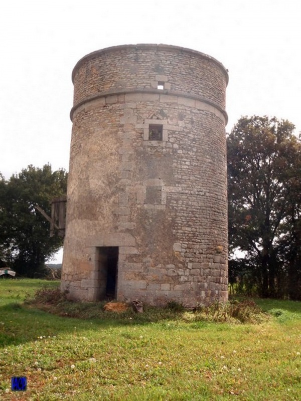 Photo Champlemy - Ancien Moulin à vent (Ruine) commune de Champlemy Nièvre