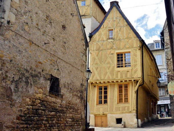 Clamecy Nièvre -Maison a colombages.