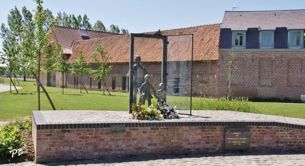 Photo Baisieux - Monument aux Morts ( Sculpture )