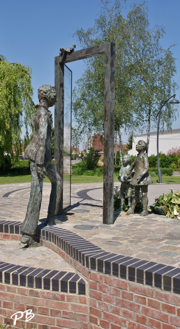 Photo Baisieux - Monument aux Morts ( Sculpture )