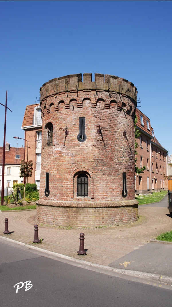 Photo Lannoy - Tour de la Basse Cour du Château 15 Em Siècle