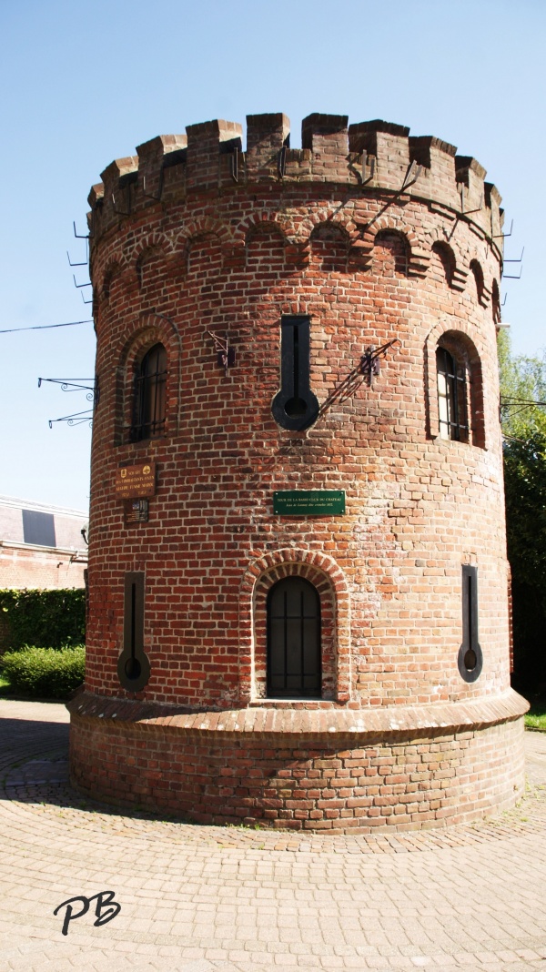 Photo Lannoy - Tour de la Basse Cour du Château 15 Em Siècle