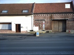 Photo paysage et monuments, Lécluse - barque devant la mairie