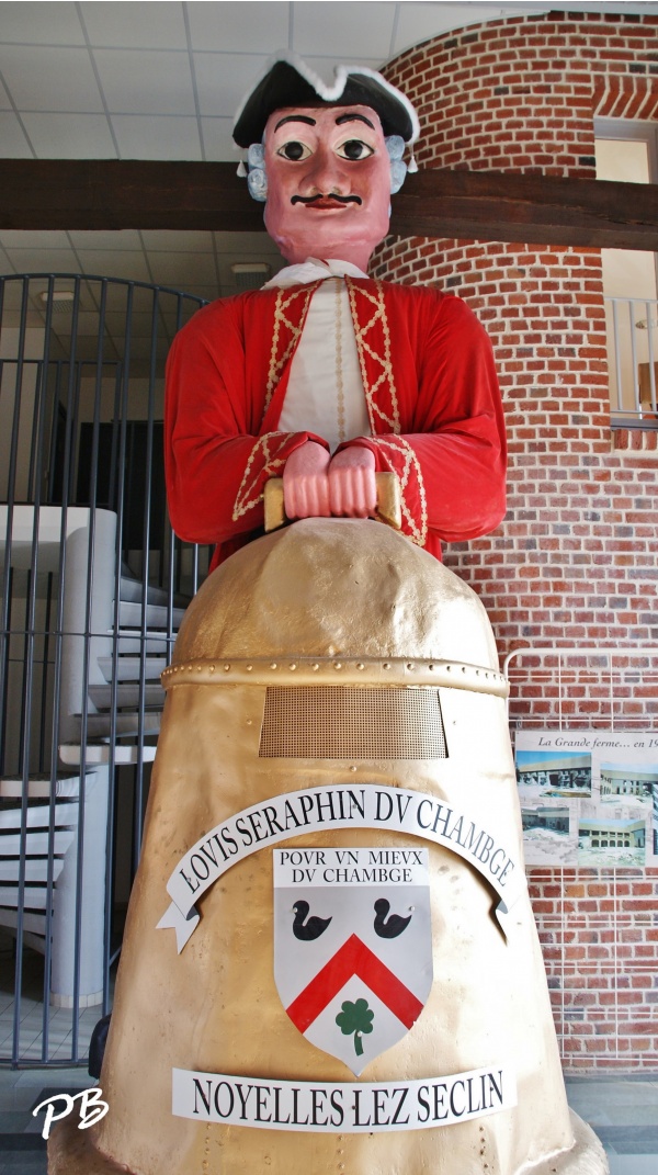 Photo Noyelles-lès-Seclin - La Mairie ( Hall d'entrée Le Géant Louis Séraphin )