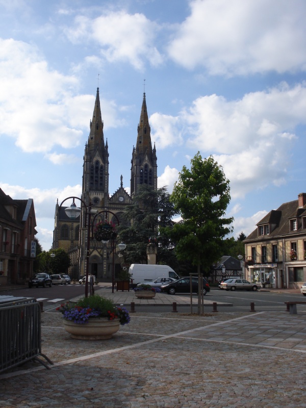 Photo Vimoutiers - église vu de la place de la Mairie
