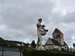 Photo paysage et monuments, Clerques - la Statue et l'église Saint Barthelemy