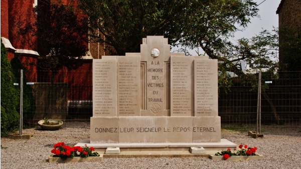 Photo Ferques - le Monument Aux Morts