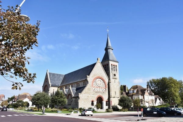 Photo Le Touquet-Paris-Plage - église Sainte Jeanne d'Arc