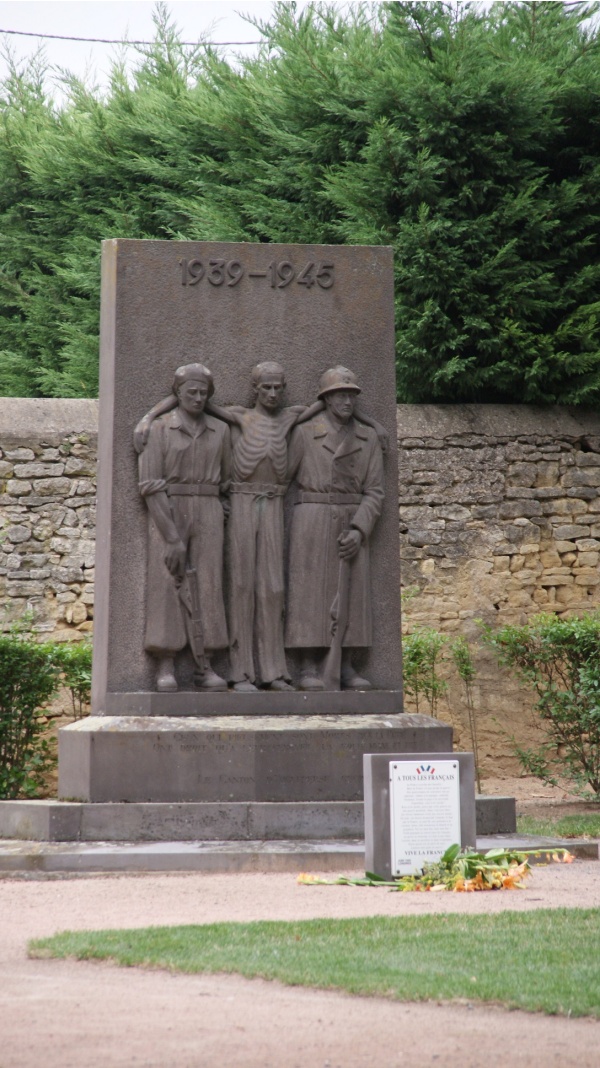 Photo Aigueperse - le monument aux morts