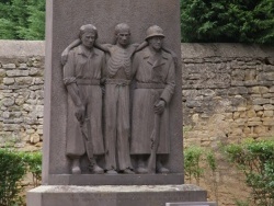 Photo paysage et monuments, Aigueperse - le monument aux morts