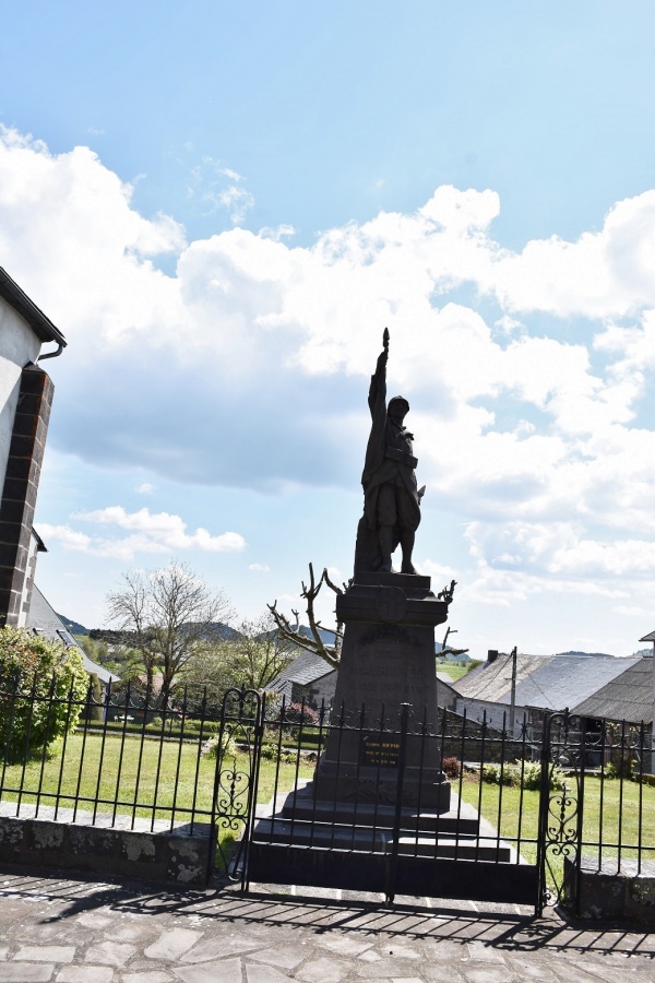 Photo Aurières - le Monument Aux Morts