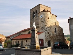 Photo paysage et monuments, Auzat-la-Combelle - ,église Saint-Géraud et la Fontaine