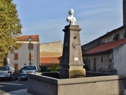 Photo paysage et monuments, Auzat-la-Combelle - La Fontaine