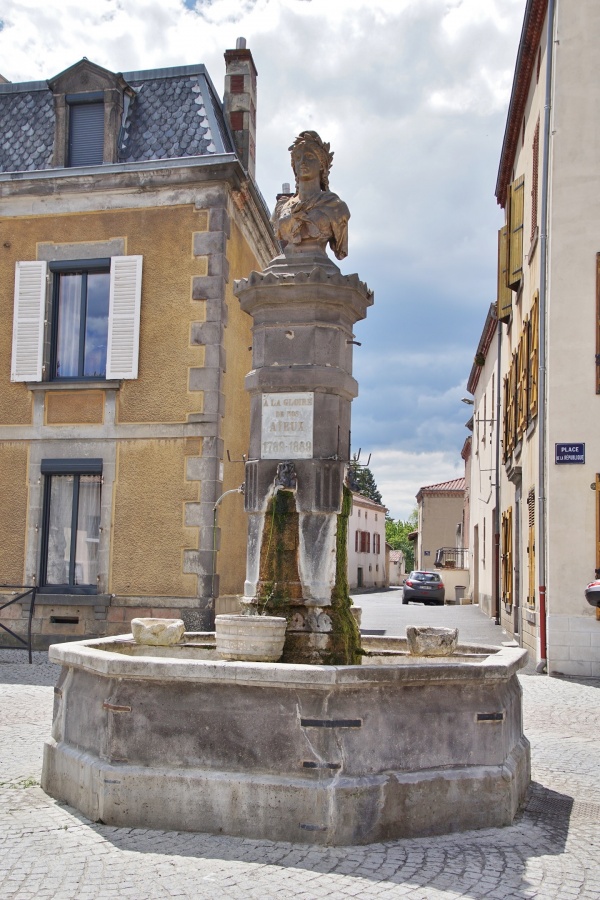 Photo Le Breuil-sur-Couze - la Fontaine