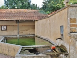 Photo paysage et monuments, Busséol - La Fontaine et le Lavoir