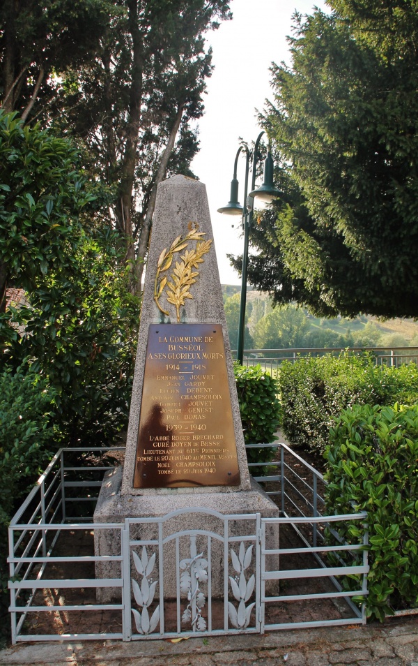 Photo Busséol - Monument aux Morts