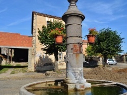 Photo paysage et monuments, Chalus - La Fontaine