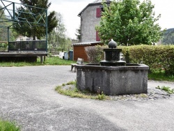 Photo paysage et monuments, Chambon-sur-Lac - la Fontaine