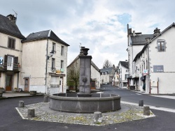 Photo paysage et monuments, Égliseneuve-d'Entraigues - la Fontaine