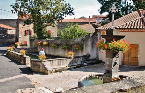 Photo Mareugheol - La Fontaine et le Lavoir